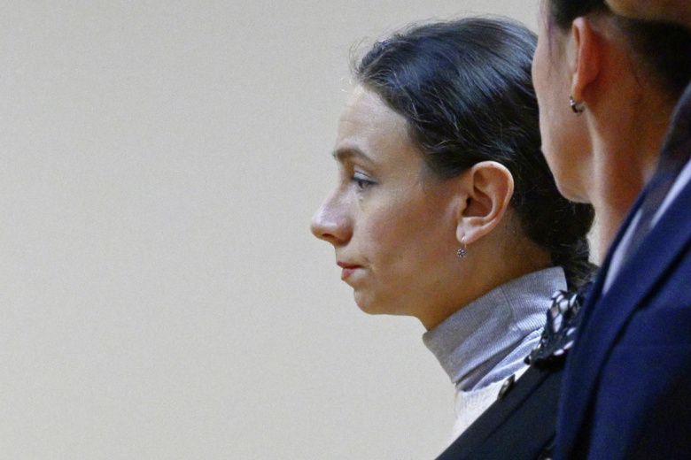 Обвиняемая в убийстве мужа-рэпера Энди Картрайта (настоящее имя Александр Юшко) Марина Кохал во время избрания меры пресечения в Смольнинском районном суде в Санкт-Петербурге. Вдова рэпера Картрайта получила 12,5 лет колонии за его убийство