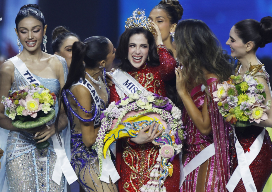 Таиланд. Нонтхабури. Представительница Мексики Фатима Бош (в центре), одержавшая победу в финале 74-го ежегодного международного конкурса красоты «Мисс Вселенная»