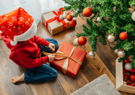 Подарки, которые подарят ребенку настоящее новогоднее чудо: выбираем презент с учетом возраста