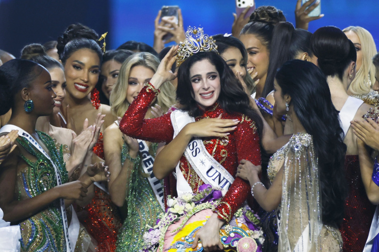 Таиланд. Нонтхабури. Представительница Мексики Фатима Бош (в центре), одержавшая победу в финале 74-го ежегодного международного конкурса красоты «Мисс Вселенная»