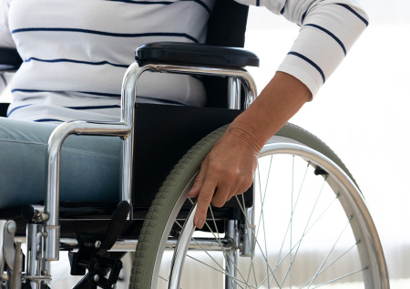 Женщина-парикмахер стала жертвой редкой болезни и перестала ходить