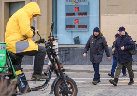 Невозмутимая реакция курьера на взрыв самоката в Москве попала на видео