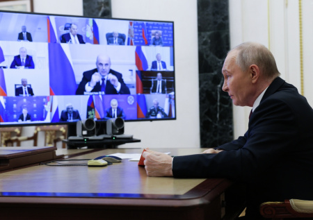 Опубликовано видео с оперативного совещания Путина с Совбезом