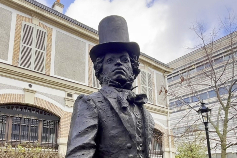 Памятник писателю А. С. Пушкину в Русском духовно-культурном центре в Париже