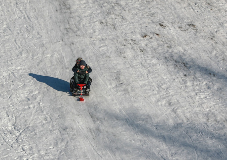 Юрист ответил, чем грозит строительство ледяной горки во дворе