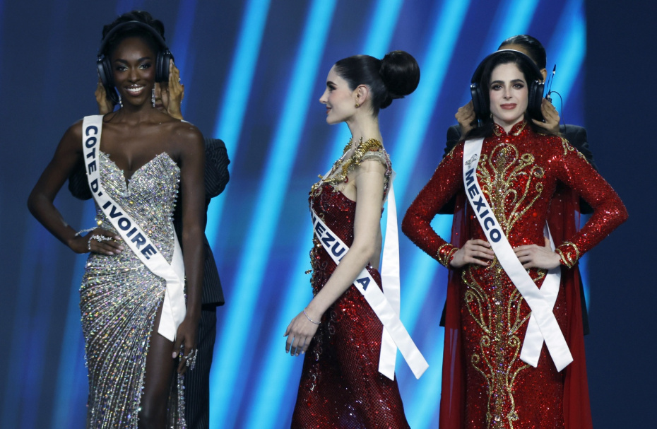 Мисс Венесуэла Стефани Абасали (по центру) готовится к участию в секции вопросов и ответов вместе с Мисс Кот-д'Ивуар Оливией Яс (слева) и Мисс Мексика Фатимой Бош (справа) на 74-м конкурсе красоты «Мисс Вселенная 2025». Женщины, представляющие 122 страны, участвуют в 74-м конкурсе красоты за корону