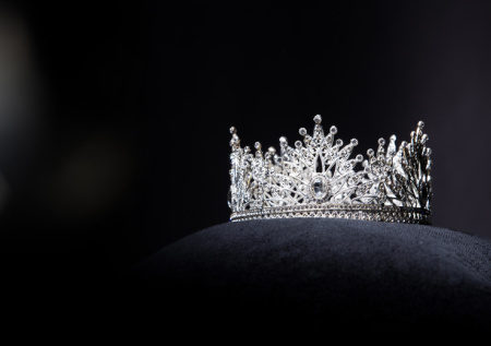 Многодетная мать из России завоевала корону «Миссис Вселенная»