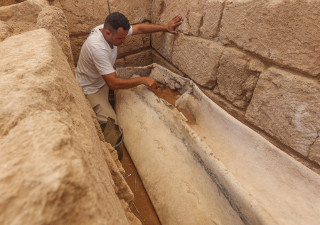Археологи вскрыли древнеримский саркофаг, пролежавший в земле 1,7 тыс. лет