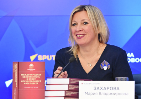 Захарова украсила наряд необычной брошью