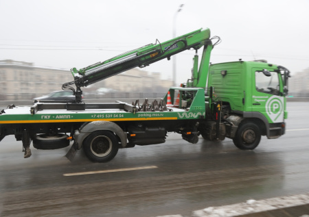 Водитель эвакуатора сбил подростка и скрылся с места аварии в Ленобласти