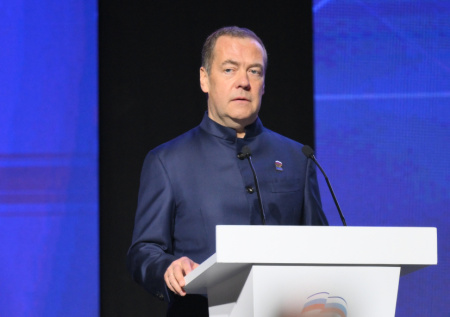 Медведев высмеял обращение Зеленского и напомнил о золотом унитазе