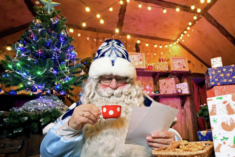 Дед Мороз читает детские письма