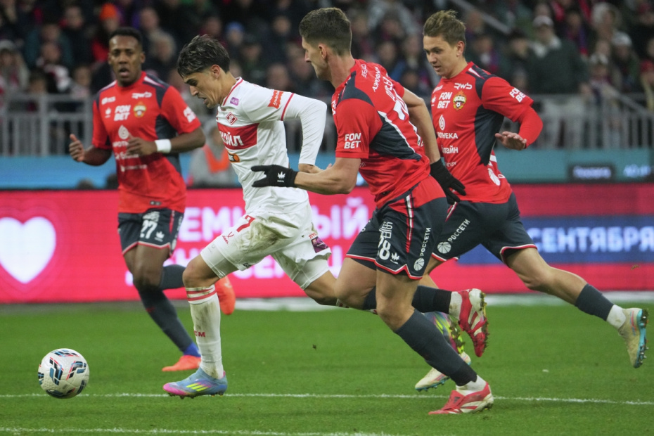 Игроки ЦСКА и «Спартака» во время матча РПЛ в Москве