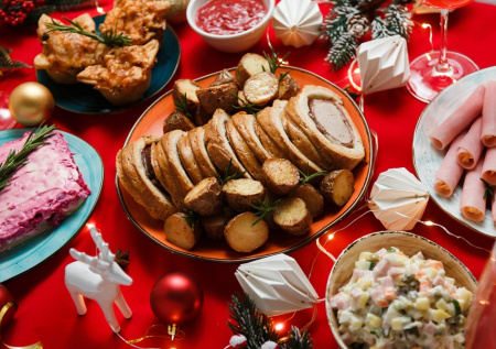 Легкий новогодний стол, который не навредит фигуре: кулинарные хитрости помогут сохранить праздничное настроение и избежать лишних кг
