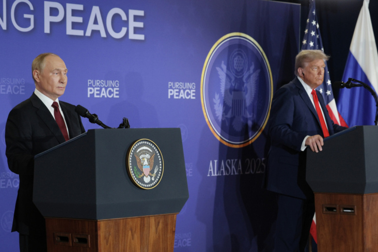 Президент РФ Владимир Путин и президент США Дональд Трамп на пресс-конференции по итогам переговоров на Аляске