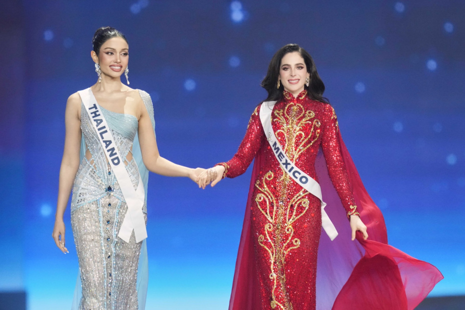 Таиланд. Нонтхабури. Представительница Мексики Фатима Бош, одержавшая победу в финале 74-го ежегодного международного конкурса красоты «Мисс Вселенная» (слева) и первая вице-мисс конкурса представительница Таиланда Павина Синг (справа)