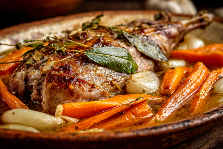 Нежнейший кролик в вине, который сам отходит от кости