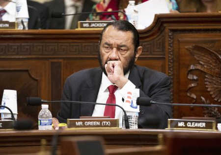 Демократы готовят Трампу рождественский подарок с подвохом