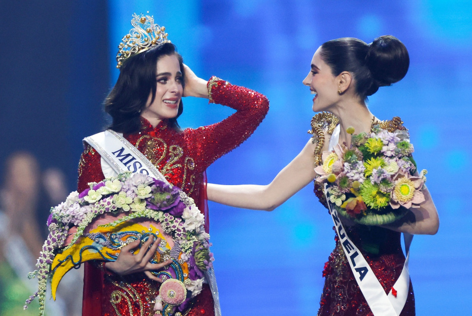 Таиланд. Нонтхабури. Представительница Мексики Фатима Бош, одержавшая победу, и представительница Венесуэлы Стефани Абасали (слева направо) в финале 74-го ежегодного международного конкурса красоты «Мисс Вселенная»