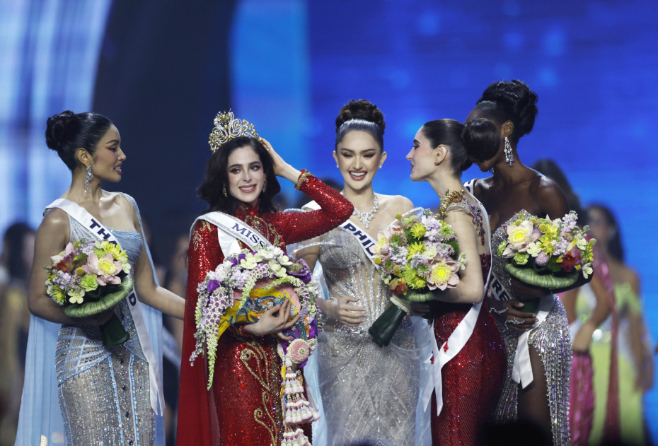 Таиланд. Нонтхабури. Представительница Мексики Фатима Бош (вторая слева), одержавшая победу в финале 74-го ежегодного международного конкурса красоты «Мисс Вселенная»