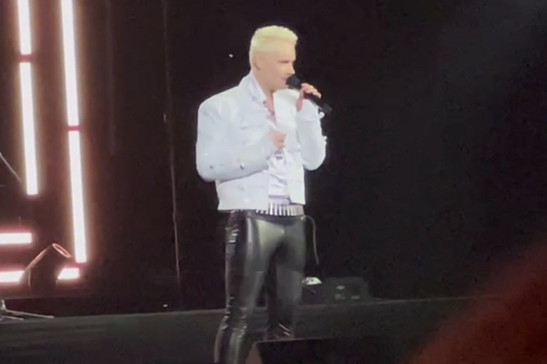 Певец SHAMAN (настоящее имя — Ярослав Дронов) на сцене Большого Кремлевского дворца во время сольного концерта «30 лет на сцене»