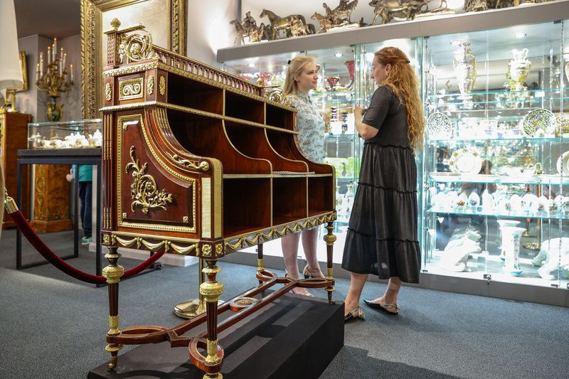 Мемориальный картоньер 1860-х годов из Аничкова дворца, созданный по заказу будущего императора Александра III для своей супруги Марии Федоровны, на выставке «Царские подарки российских монархов» в антикварной галереи «Старинные подарки» арт-квартала «Гостиный двор» в Москве