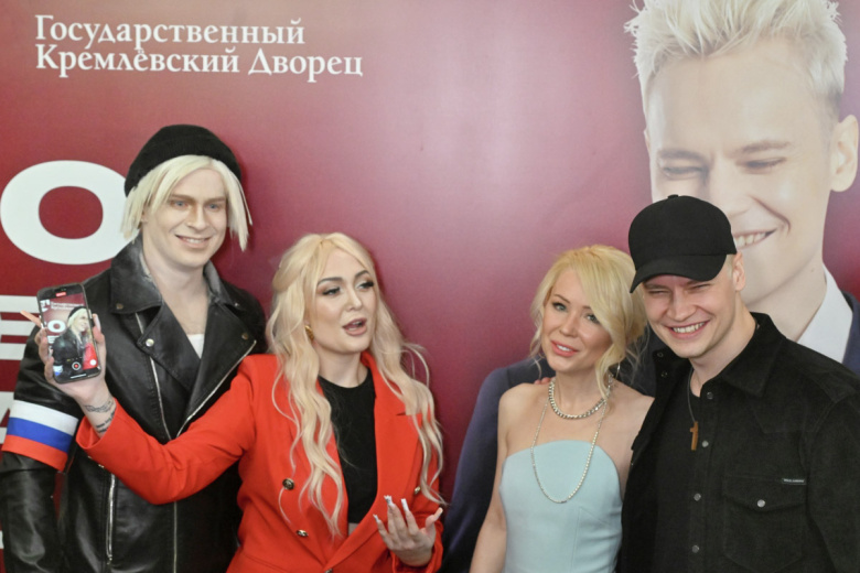 Блогер, музыкант Никита Сорокин (слева), певец SHAMAN (справа) и его супруга, глава Лиги безопасного интернета Екатерина Мизулина (вторая справа) во время фотосессии перед началом концерта «30 лет на сцене» в Государственном Кремлевском дворце в Москве