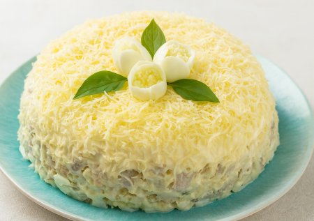 Салат с самым весенним названием на новогодний стол. «Подснежник» — красив в разрезе, а вкус — просто пушка