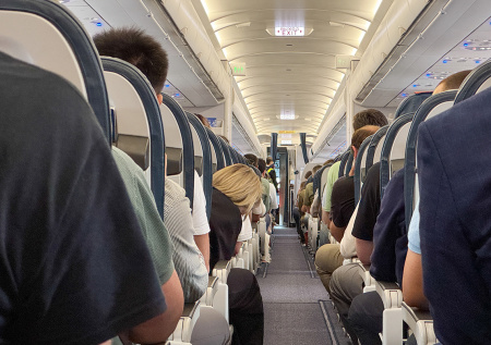 Полсотни россиян с детьми больше суток не могут улететь из ОАЭ