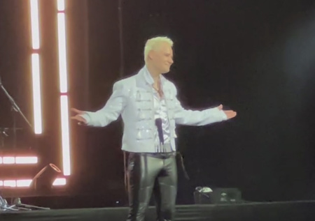 «Куда мне его девать»: SHAMAN раскрыл хейтерам тайну микрофона в штанах