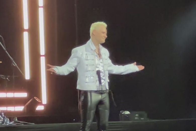 Певец SHAMAN (настоящее имя — Ярослав Дронов) на сцене Большого Кремлевского дворца во время сольного концерта «30 лет на сцене»