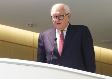 Рябков сравнил замерзающие отношения России и США с романом «Околоноля»