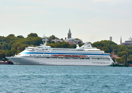 Не попавший в порт Стамбула круизный лайнер с россиянами вернулся в Сочи