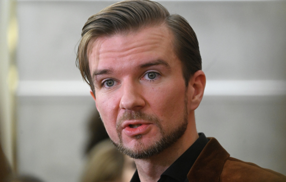 Певец Никита Осин во время интервью перед началом концерта Ярослава Дронова (SHAMAN) «30 лет на сцене» в Государственном Кремлевском дворце в Москве