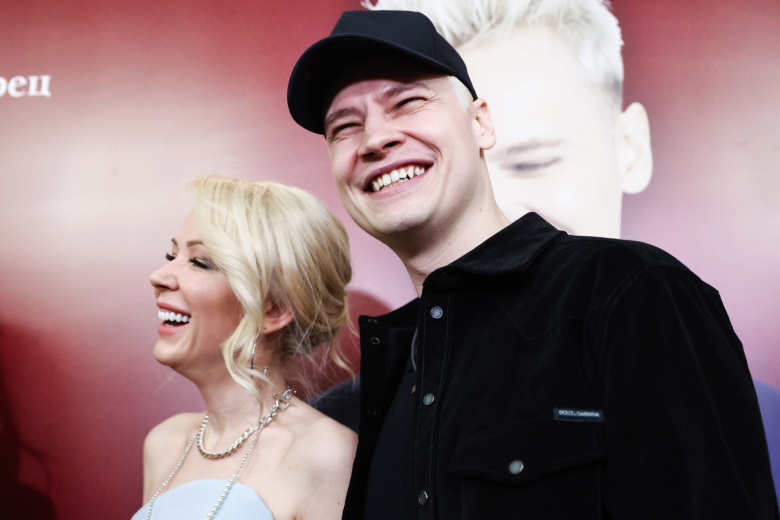 Певец Ярослав Дронов (SHAMAN) и глава Лиги безопасного интернета Екатерина Мизулина во время пресс-подхода перед началом концерта-спектакля «30 лет на сцене», посвященного творческому пути SHAMAN, в Государственном Кремлевском дворце