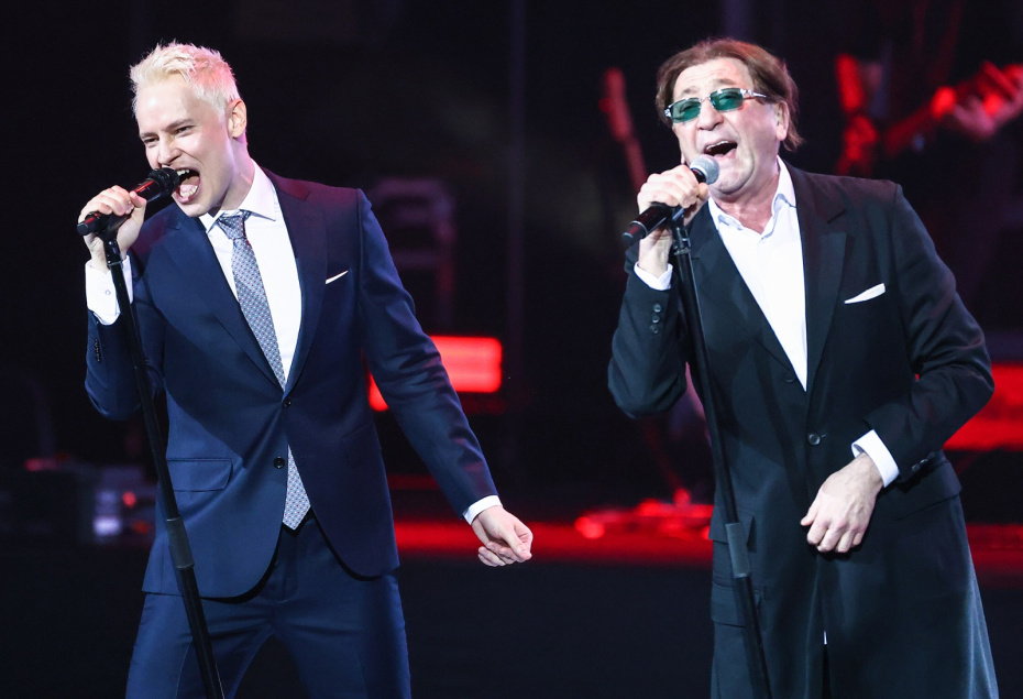 Певцы Ярослав Дронов (SHAMAN) и Григорий Лепс (слева направо) во время концерта-спектакля «30 лет на сцене», посвященного творческому пути SHAMAN, в Государственном Кремлевском дворце