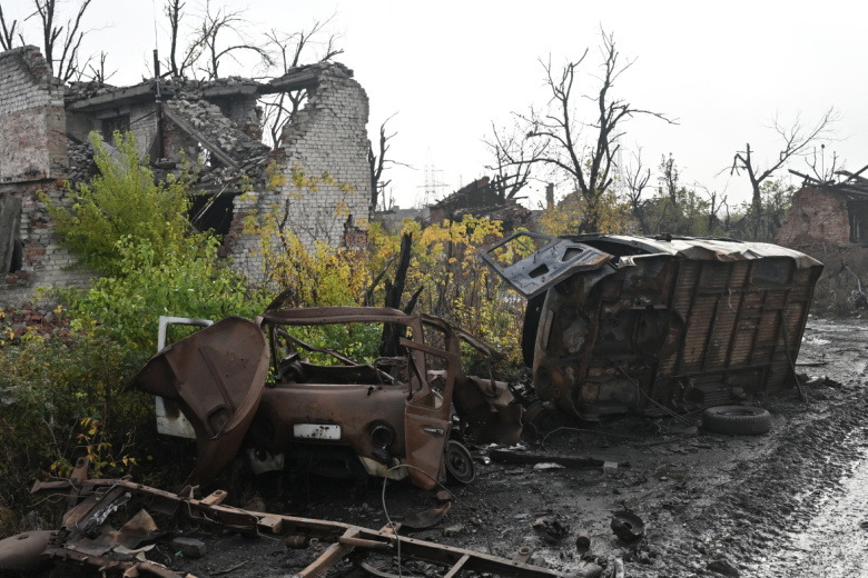 Разрушенное здание в зоне боевых действий