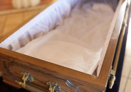 К чему снится открытый гроб: важные послания от подсознания