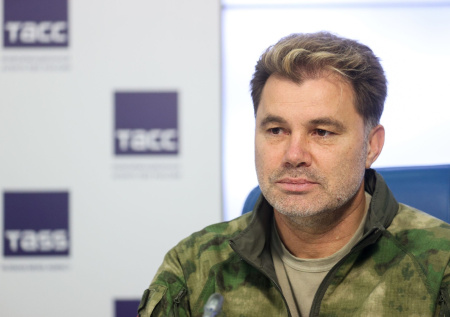 «Недвижимость за рубежом мешает»: писатель Рой о молчащих об СВО звездах