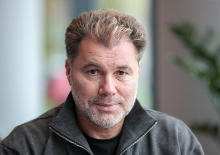 «Недвижимость за рубежом мешает»: писатель Рой о молчащих об СВО звездах