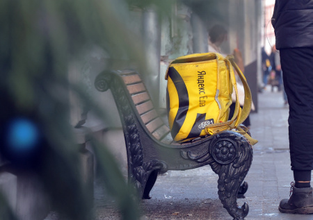 В одном из российских городов мигрантам запретили работать курьерами