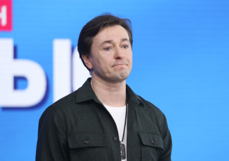 Безруков подал иск из-за продажи масок с его лицом