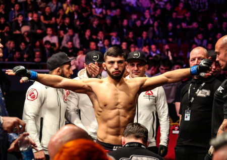 Россиянин одержал уверенную победу в главном бою турнира UFC в Катаре