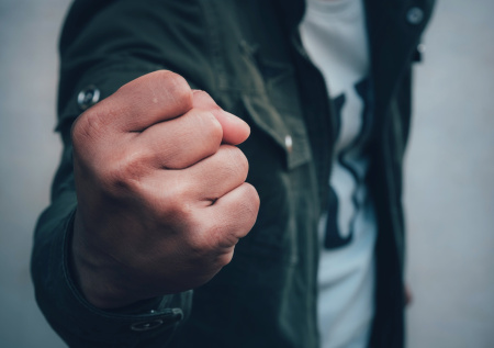 Мужчина жестоко избил жену на глазах у всего автобуса