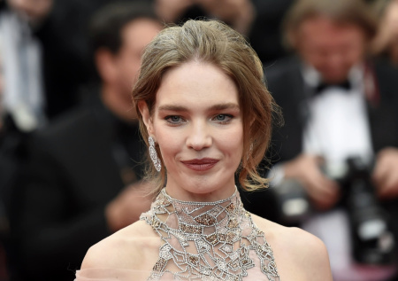 Водянова сделала фото на фоне своего легендарного снимка для Vogue