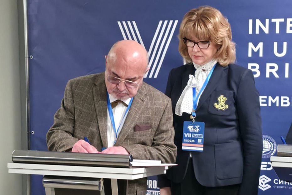 Почетный президент, основатель Евразийской конфедерации психоаналитической психотерапии (ЕКПП), профессор Михаил Решетников и президент ЕКПП Людмила Полянова