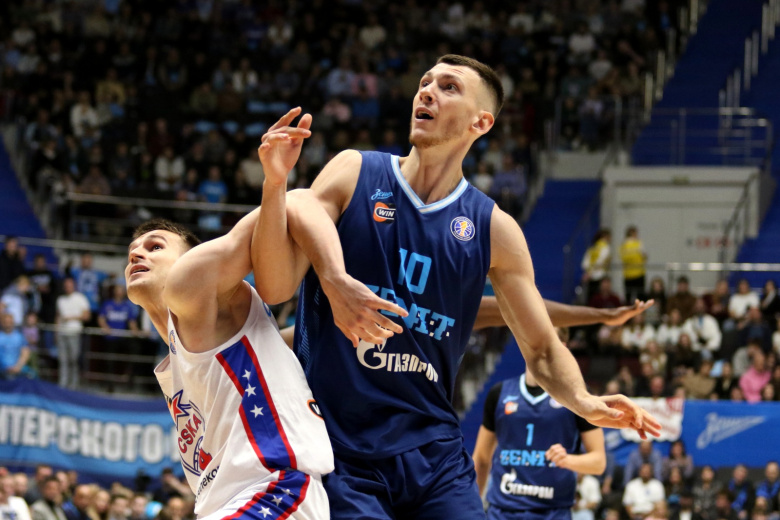 Самсон Руженцев (слева) из ЦСКА и Андрей Мартюк (10) из «Зенита»