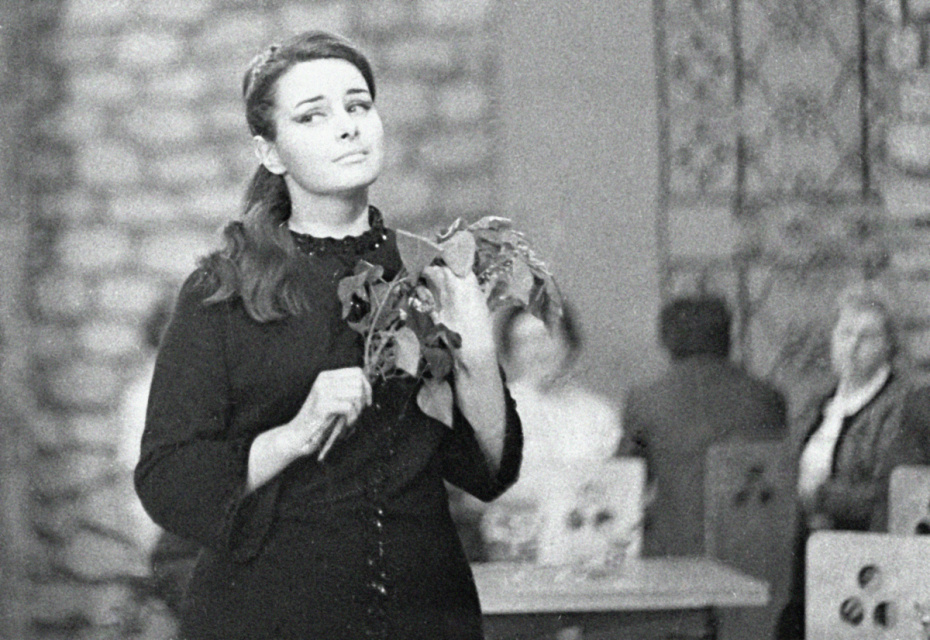 Актриса Валентина Шарыкина в роли пани Зоси в телевизионной передаче  «Кабачок „13 стульев“»