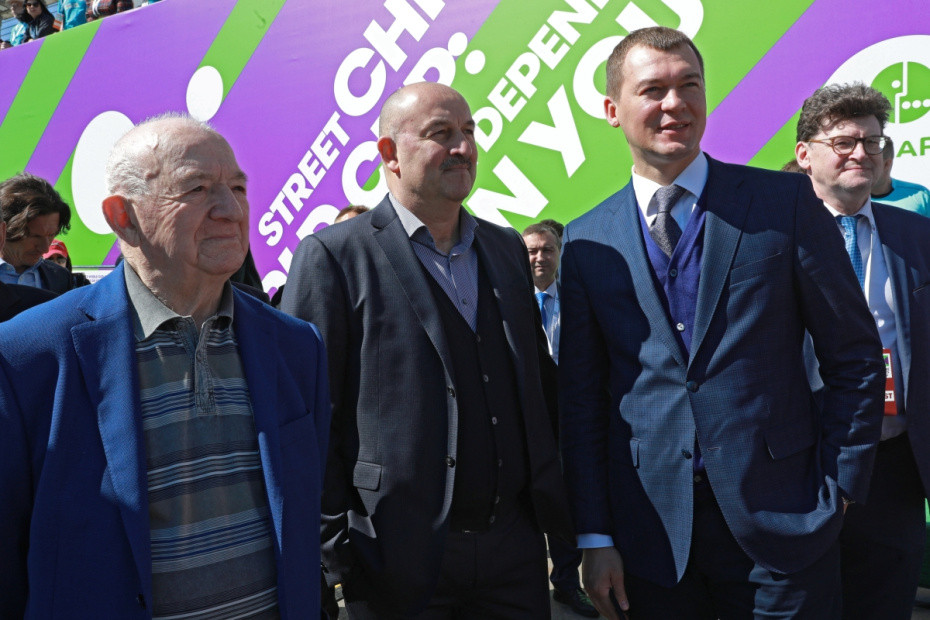 Первый вице-президент Российского футбольного союза Никита Симонян, главный тренер сборной России по футболу Станислав Черчесов и председатель комитета Госдумы по физической культуре, спорту, туризму и делам молодежи Михаил Дегтярев (слева направо)