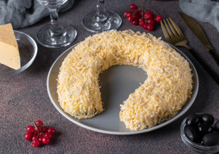 «Подкова» на Новый год — сытный мясной слоеный салат для года Лошади